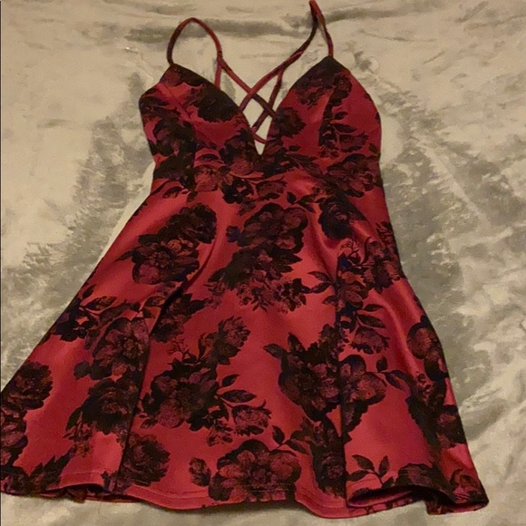 NWT!! Windsor burgundy dress with black flowers - Picture 1 of 3